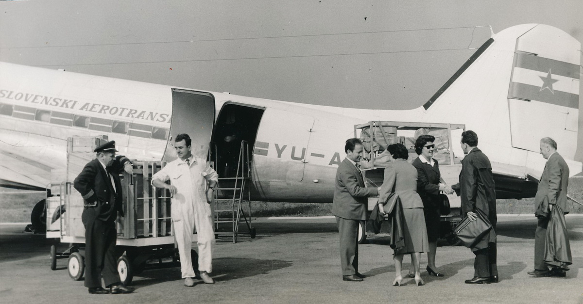 Jugoslovenski aerotransport prenosi pomoć u Bizertu, Tunis (Privatna arhiva porodice Plavšić-Duduković)